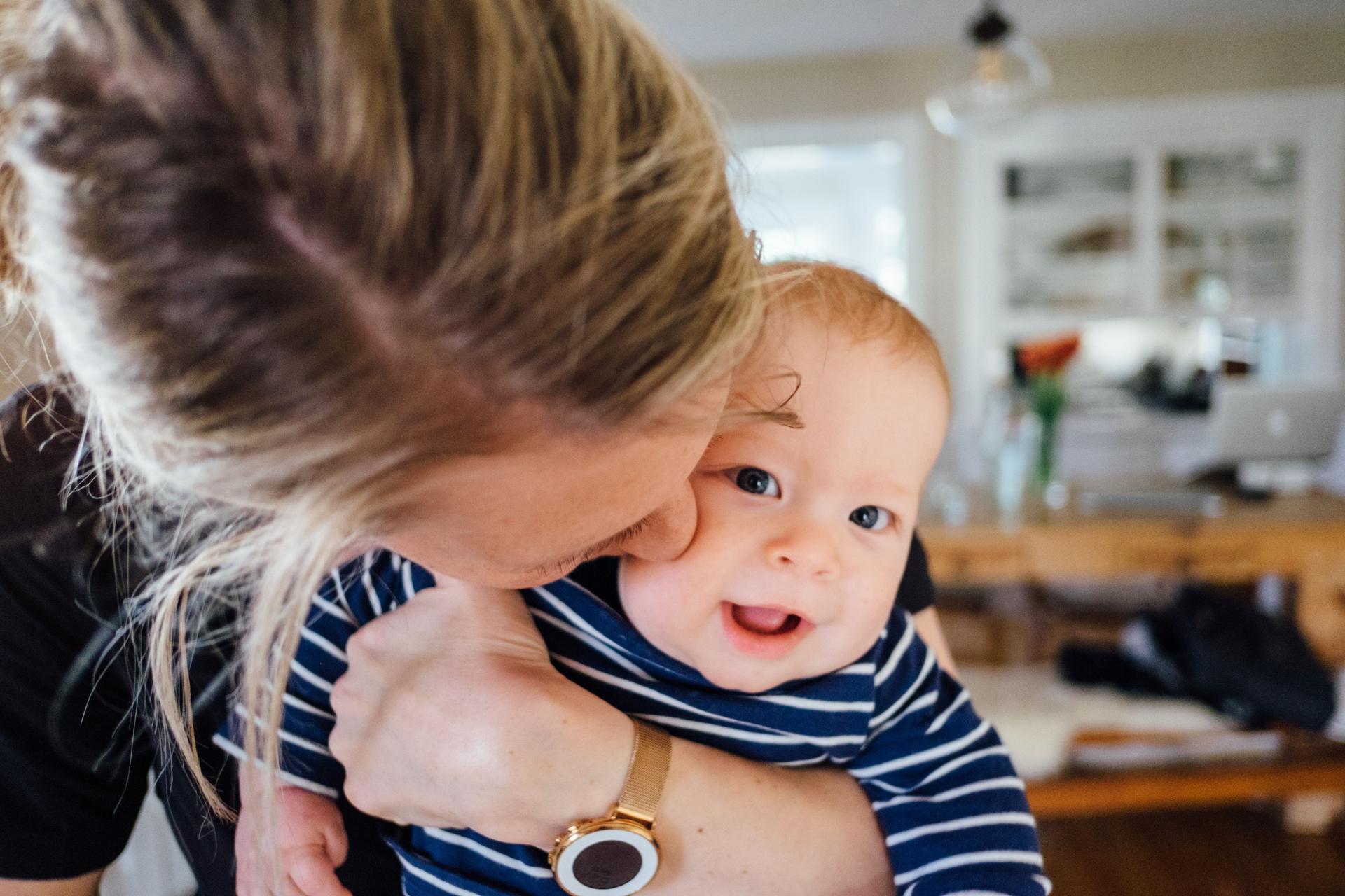 Die Nachfrage nach Pflegekräften und Kindermädchen ist deutlich gestiegen, insbesondere bei englischsprachigen Expats. Foto von Paul Hanaoka für Unsplash.