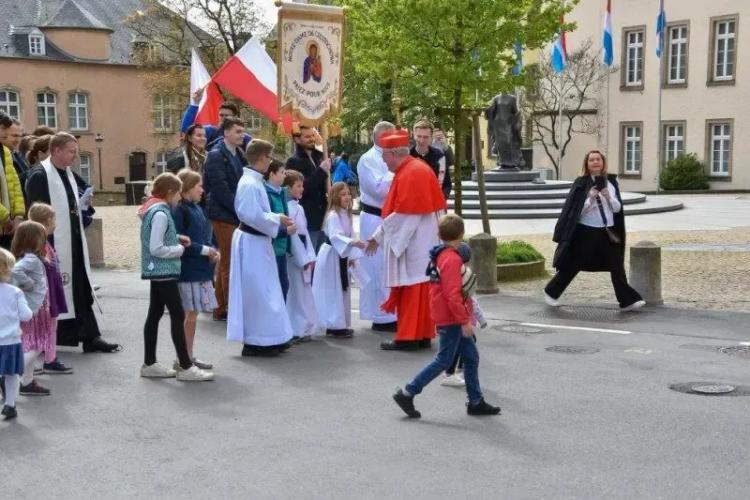 Le jour de l'Assomption, les chrétiens de Greiveldange apportent un Wësch à l'église.