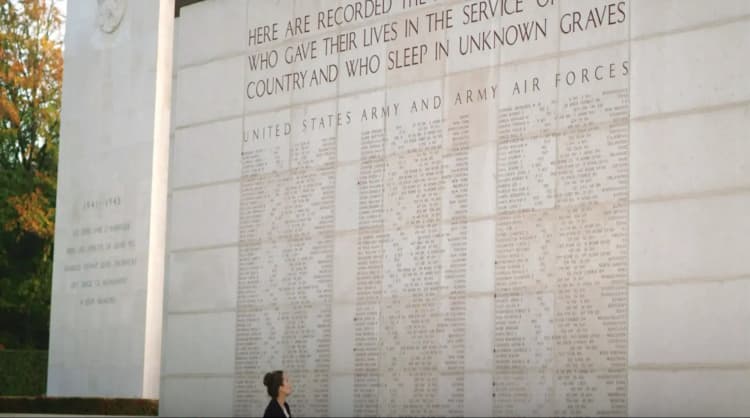 The names and ranks of the 371 missing fighters are engraved on the two columns of the courtyard.