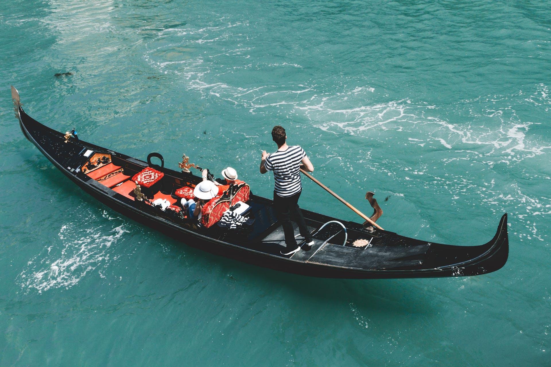 Gondel auf dem Kanal in Venedig